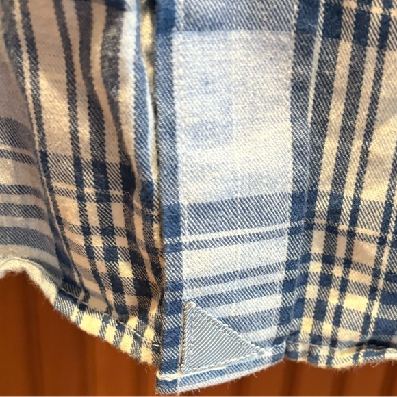 UNTUCKit Men's button front shirt. Sharp Navy‎ and White Plaid with logo. Large - Picture 3 of 6